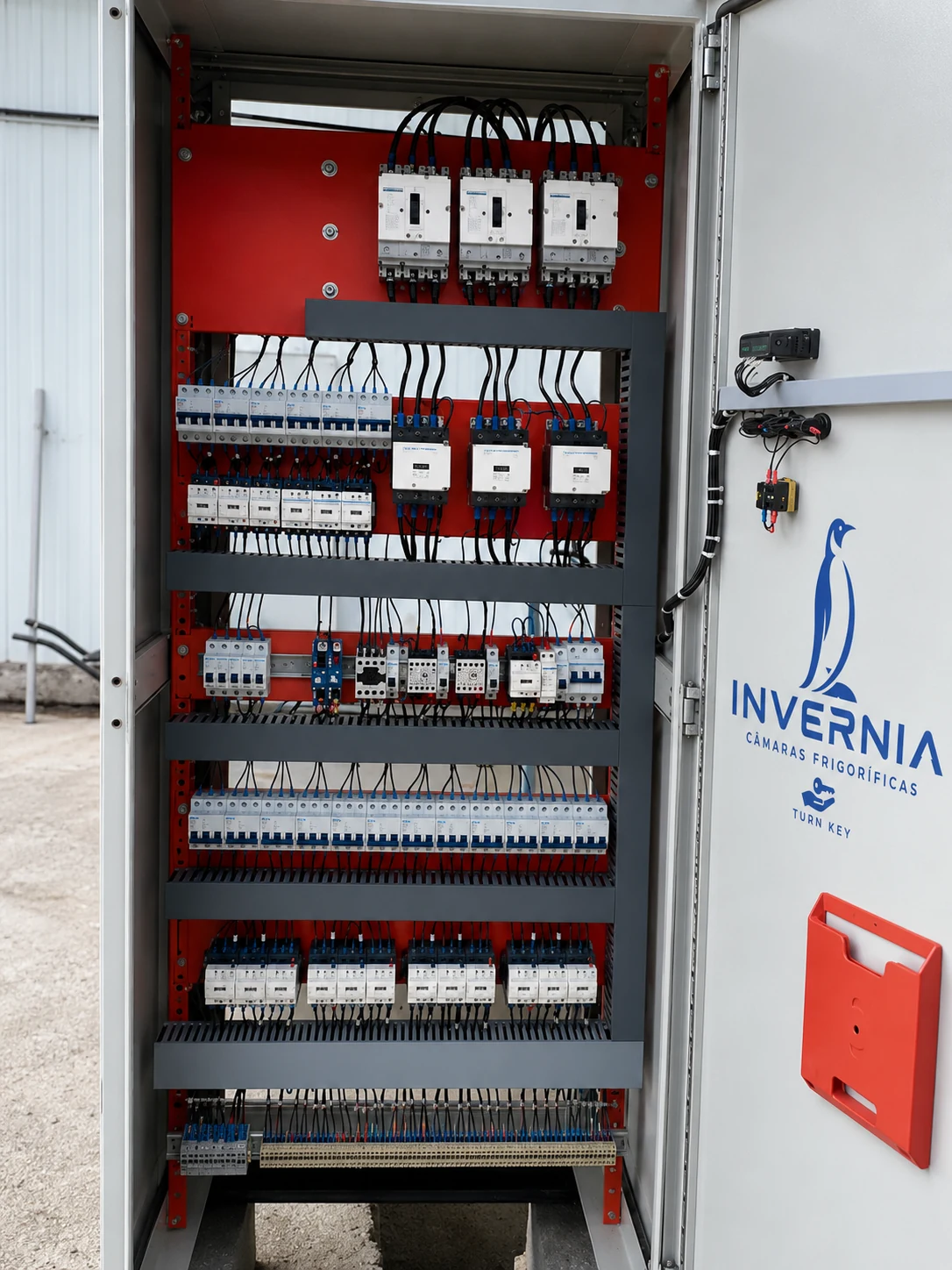 Montagem interna de quadro elétrico industrial Invernia