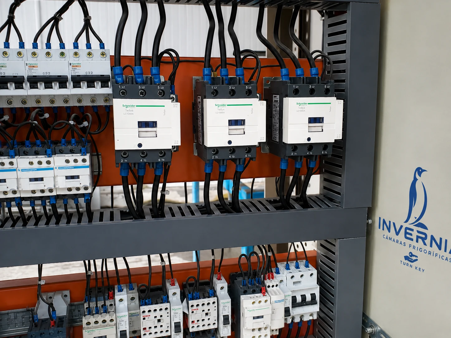 Detalhe dos contatores e proteções do comando elétrico Invernia