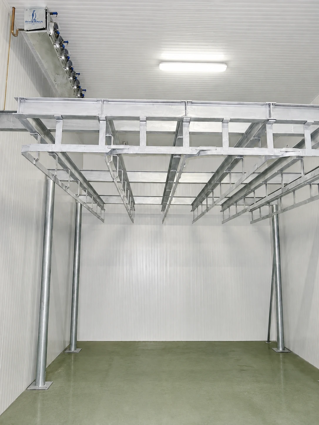 Estrutura interna de câmara frigorífica industrial Invernia
