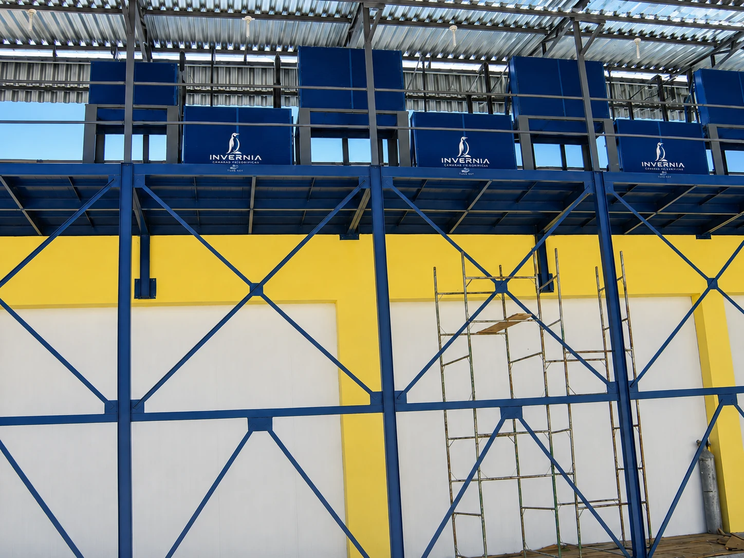Conjunto de condensadores em instalação industrial Invernia