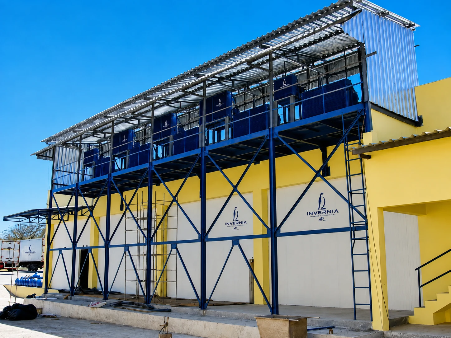 Fachada de complexo frigorífico industrial executado pela Invernia