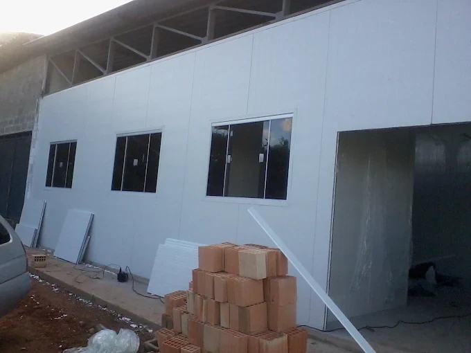 Fechamento industrial em painéis térmicos executado pela Invernia