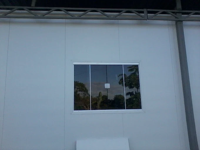 Detalhe de fechamento industrial com janela instalado pela Invernia